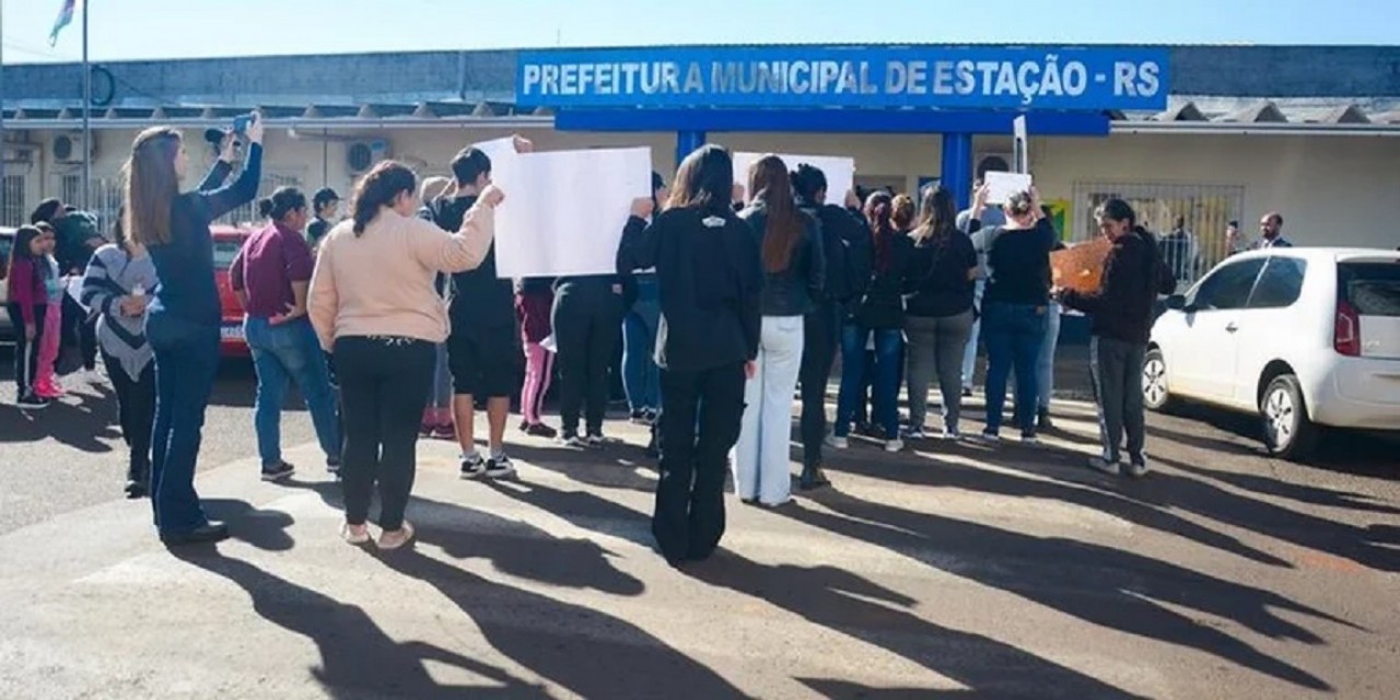Pais e alunos protestam por justiça em frente a escola alvo de ataque em Estação