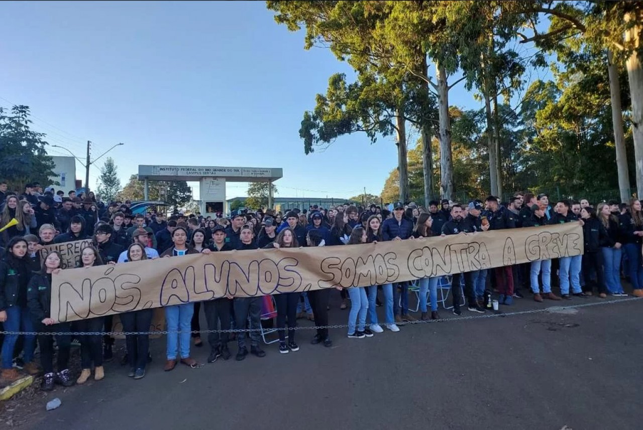 Cerca de 500 alunos do Instituto Federal de Sertão protestam contra adesão do campus à greve