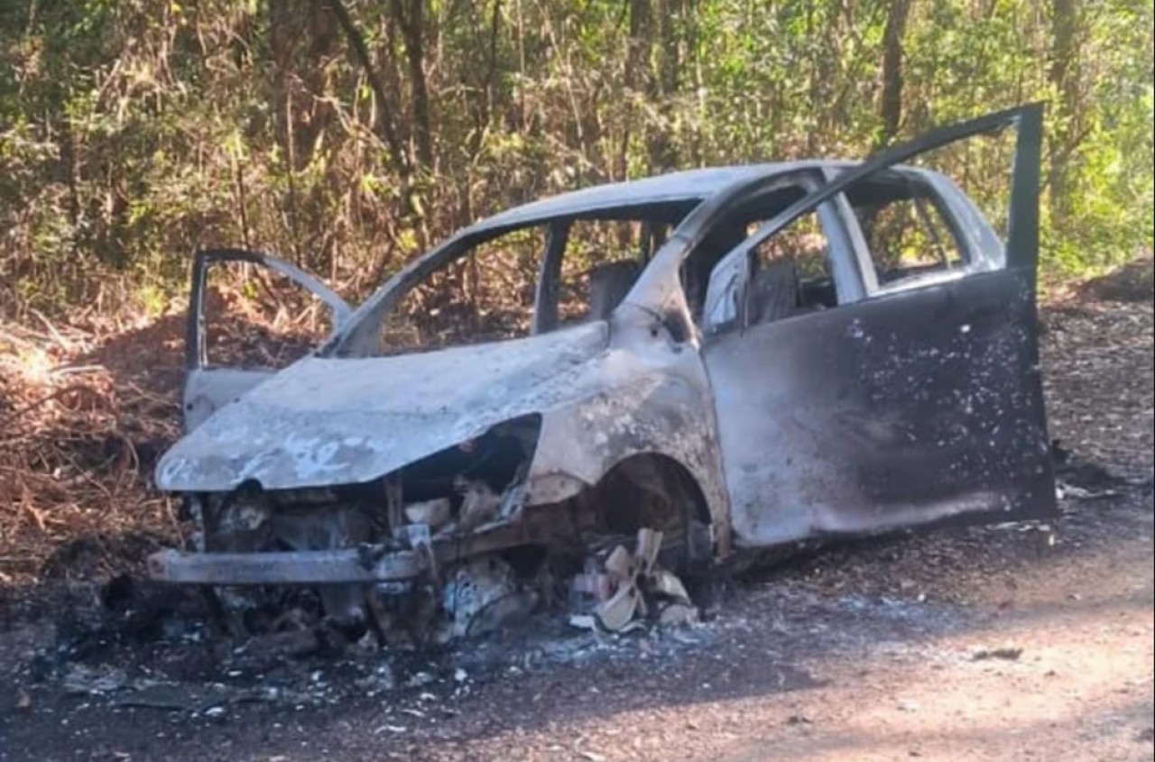 Carro de taxista desaparecido é encontrado queimado em Água Santa