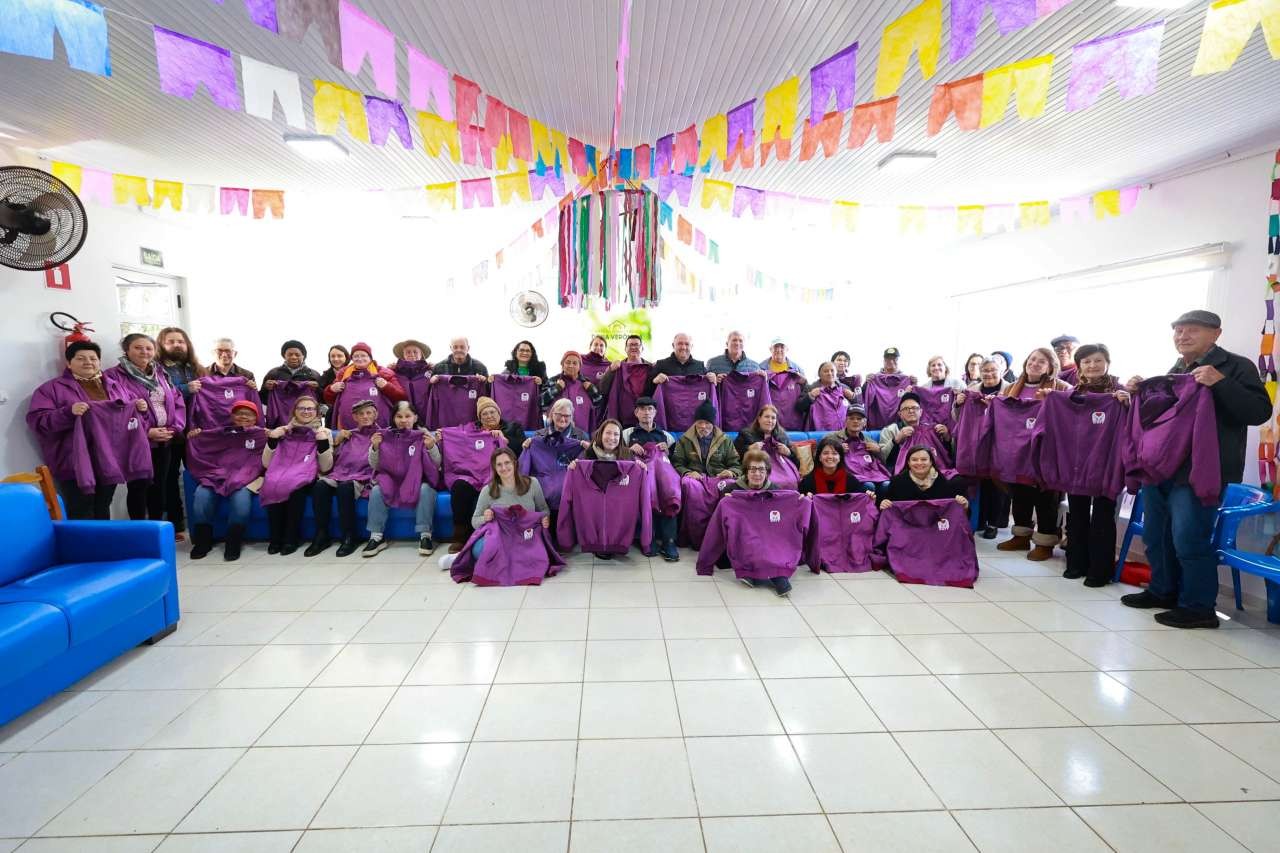 Projeto Brasil sem Frestas entrega jaquetas personalizadas a idosos da Casa de Convivência Dona Verônica