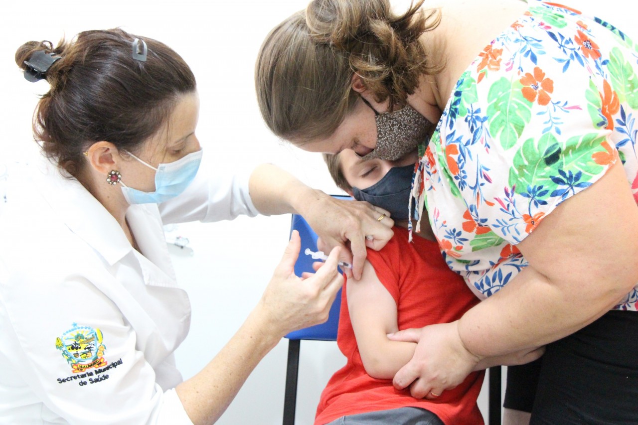Crianças de 5 a 11 anos recebem vacina contra covid-19 em Vila Lângaro