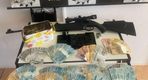 Duas pessoas são presas por posse ilegal de arma de fogo em Lagoa