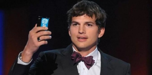 Ashton Kutcher faz primeira aparição pública após anunciar doença rara
